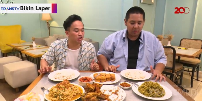 Bikin Laper! Nagihnya Makan Ayam Serundeng dan Pangsit Goreng Enak