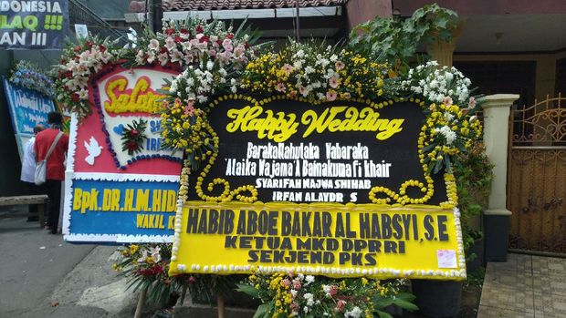 Rows of flowers at Habib Rizieq's house (Sachril Agustin Berutu / detikcom)