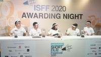 CEO Indodax Oscar Darmawan (dari kanan), berfoto bersama juri ISFF 2020 Dennis Adishwara, Naya Anindita, Anjas Maradita, dan Fajar Nugros didampingi VP Commercial Indodax Bagas Satriadi di Awarding Night ISFF 2020, Sabtu (14/11).