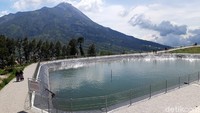 Di tempat ini, terlihat hanya ada beberapa orang pengunjung saja. Jembatan gantung Dukuh Sepi ini juga menjadi salah satu favorit khususnya pemuda pemudi untuk berfoto. Hal ini karena tempat tersebut memiliki view dengan latar belakang Merapi yang indah. (Foto: Ragil Ajiyanto/detikcom) 