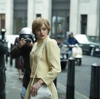 Blus dengan bahu dan lengan bervolume yang tengah tren di awal era 80-an kerap menemani penampilan Putri Diana. Pada masa itu, sorotan tertuju pada Diana karena hubungan asmaranya dengan Pangeran Charles semakin serius. Mereka bertunangan pada Februari 1981.  (Foto: Des Willie/Netflix via AP)