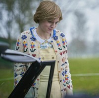 Meski dikenal sebagai pribadi yang pemalu, Putri Diana yang kala itu masih remaja senang bergaya dengan busana berwarna cerah penuh motif yang meninggalkan kesan jenaka. (Foto: Des Willie/Netflix via AP)