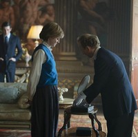 Karakter Putri Diana bergaya dengan vest, blus bergaya Victorian dan rok flare yang sempat nge-tren pada awal 80-an (Foto: Des Willie/Netflix via AP)