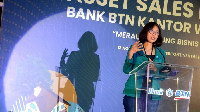 Gelar Asset Sales Festival BTN Targetkan Rp 430 M Kepala Kanwil III Bank BTN Manahan Hutapea, Kepala Kanwil DJKN Jawa Barat Tavianto Noegroho, Kepala Divisi Consumer Collection Recovery & Asset Sales Sahat M Sihombing, Direktur Bank BTN Elisabeth Novi R, Direktur Pengaturan Pendaftaran Tanah dan Ruang Dwi Purnama, Ketua REI Jawa Barat Joko Suranto berbincang disela acara Asset Sales Festival, di Bandung, Jawa Barat. Bank BTN optimis akan mampu menjual aset bermasalah melalui event tersebut yang direncanakan akan diselenggarakan pada 4 kota besar di Indonesia. Adapun target yag akan dicapai pada gelaran asset sales festival adalah Rp430 Milyar dapat dicapai pada akhir tahun 2020 yang diharapkan dapat menekan angka NPL perseroan.