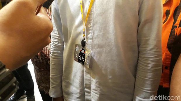 Gibran Rakabuming Raka kerap memakai kalung bergambar Kunamon di dadanya.