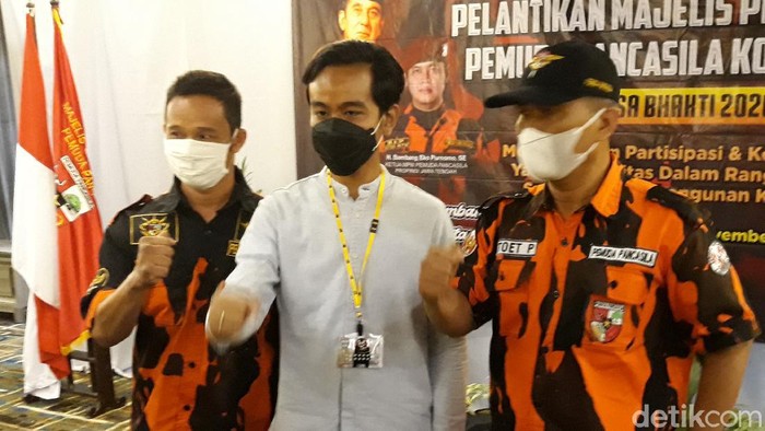 Gibran Rakabuming Raka kerap memakai kalung bergambar Kunamon di dadanya.