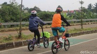Tenang, bagi para pesepeda sudah ada jalur khusus sepeda juga lho. Begini penampakannya. Bagi pegowes warga Jakarta yang belakangan rawan begal, mungkin tempat ini bisa jadi pilihan. (Foto: Kanya/detikHealth) 