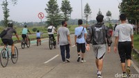 Apa saja sih olahraga yang bisa dilakukan di Stadion Pakansari? Tempatnya yang luas berlokasi di Kabupaten Cibinong, Bogor, memungkinkan pengunjung untuk sekedar jogging ataupun bersepeda. (Foto: Kanya/detikHealth) 