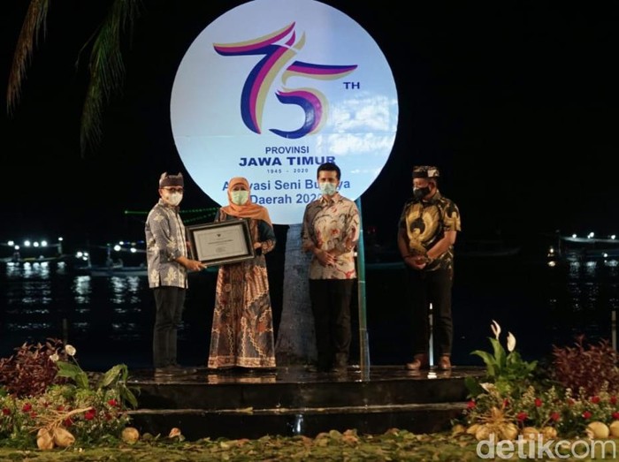 Gubernur Khofifah Serahkan Sertifikat Warisan Budaya Tak Benda kepada Bupati Banyuwangi