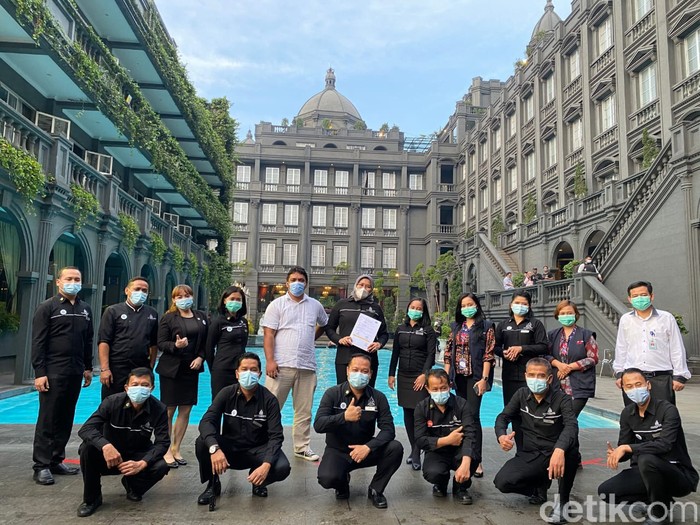 G.H Universal Hotel di Bandung dinyatakan lolos uji kebersihan dan kelayakan di masa pandemi. Hotel ini telah menerapkan CHSE dan mendapatkan sertifikat dari Kemenparekraf.