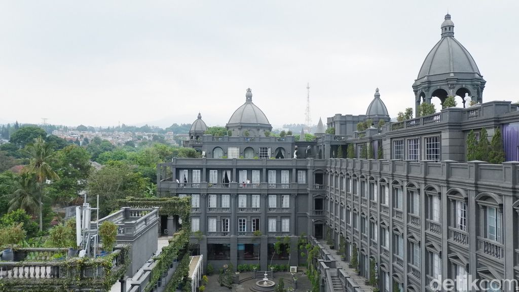G.H Universal Hotel di Bandung dinyatakan lolos uji kebersihan dan kelayakan di masa pandemi. Hotel ini telah menerapkan CHSE dan mendapatkan sertifikat dari Kemenparekraf.