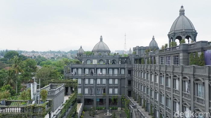 G.H Universal Hotel di Bandung dinyatakan lolos uji kebersihan dan kelayakan di masa pandemi. Hotel ini telah menerapkan CHSE dan mendapatkan sertifikat dari Kemenparekraf.