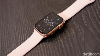 Apple Watch SE tahan air dengan kedalaman 50 meter.  Foto: Adi Fida Rahman/detikINET