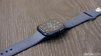 Apple Watch Series 6 punya varian dengan body alumunium berkelir biru. Foto: Adi Fida Rahman/detikINET