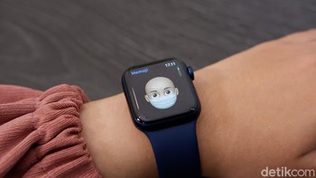 Apple Watch Series 6 memiliki layar yang diklaim 2,5 kali lebih cerah. Foto: Adi Fida Rahman/detikINET
