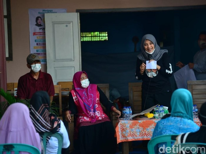 Ipuk Fiestiandani Bagikan Masker di Perkampungan