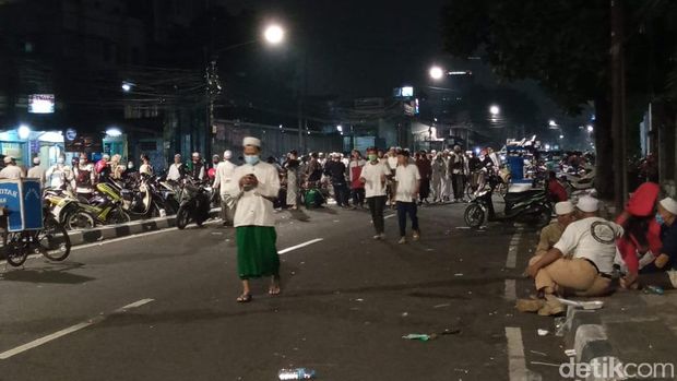 Jemaah maulid bersama Habib Rizieq di Petamburan mulai membubarkan diri. Jl KS Tubun mulai bisa dilintasi kendaraan (dok detikcom)