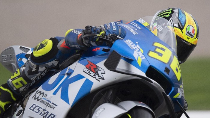 VALENCIA, SPAIN - NOVEMBER 14: Joan Mir of Spain and Team Suzuki ECSTAR  rounds the bend during the qualifying for the MotoGP of Comunitat Valenciana at Comunitat Valenciana Ricardo Tormo Circuit on November 14, 2020 in Valencia, Spain. (Photo by Mirco Lazzari gp/Getty Images)