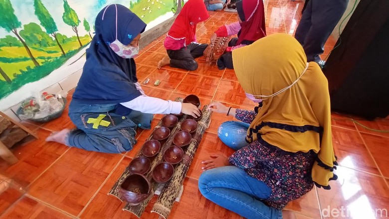 Keseruan Anakanak Main Dolanan Tradisional di Tengah 