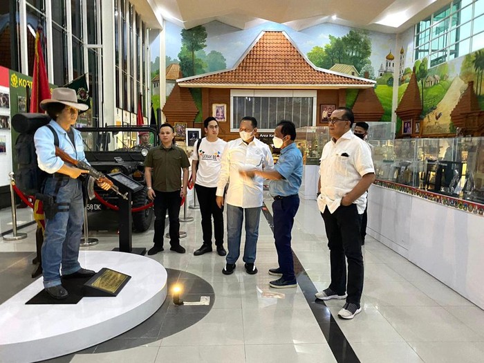 Ketua MPR RI Bambang Soesatyo saat mengunjungi museum Bang Yos di Bekasi, Sabtu (14/11/2020).