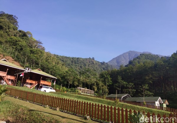Jika ingin bermalam, pengunjung bisa menyewa villa. Ada beberapa vila yang disediakan, yakni vila dwipayana berjumlah hanya dua unit saja. Jika ingin bermalam, pengunjung bisa menyewa villa. Ada beberapa vila yang disediakan, yakni vila dwipayana berjumlah hanya dua unit saja.