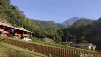 Jika ingin bermalam, pengunjung bisa menyewa villa. Ada beberapa vila yang disediakan, yakni vila dwipayana berjumlah hanya dua unit saja.