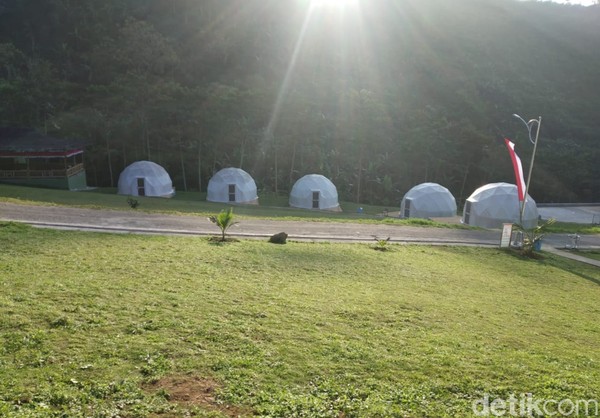 Untuk glamping Lembah Indah punya 9 unit tenda. Harganya Rp 600 ribu per malam di weekday, sementara di weekend Rp 750 ribu per malam. Untuk glamping Lembah Indah punya 9 unit tenda. Harganya Rp 600 ribu per malam di weekday, sementara di weekend Rp 750 ribu per malam.