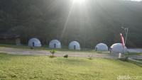 Untuk glamping Lembah Indah punya 9 unit tenda. Harganya Rp 600 ribu per malam di weekday, sementara di weekend Rp 750 ribu per malam.