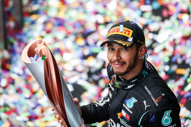 Menurut teman-temannya, Lewis Hamilton adalah seorang perfeksionis bermata tajam. Dia bisa melihat hal-hal dengan sangat detail yang tidak disadari orang lain. Maka dari itu dia dijuluki Hawkeye atau Si Mata Elang. Foto: Getty Images/Peter Fox