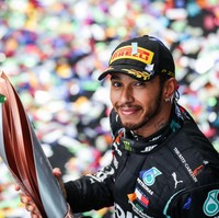 Menurut teman-temannya, Lewis Hamilton adalah seorang perfeksionis bermata tajam. Dia bisa melihat hal-hal dengan sangat detail yang tidak disadari orang lain. Maka dari itu dia dijuluki Hawkeye atau Si Mata Elang. Foto: Getty Images/Peter Fox
