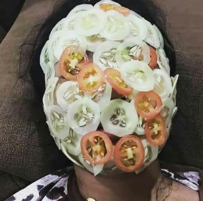 Masker alami sih bun, tapi nggak gini juga dong.. Ini jadi kayak lalapan ya, bikin laper.. Foto: Instagram/@aslingakak