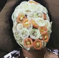 Masker alami sih bun, tapi nggak gini juga dong.. Ini jadi kayak lalapan ya, bikin laper.. Foto: Instagram/@aslingakak
