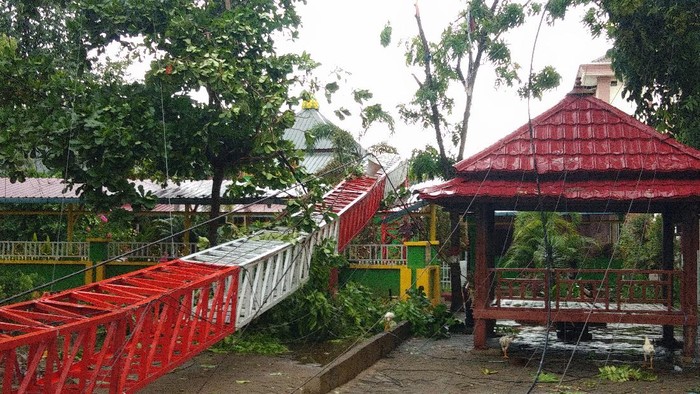 Penampakan menara radio UIN Makassar yang tumbang, Minggu (15/11/2020).