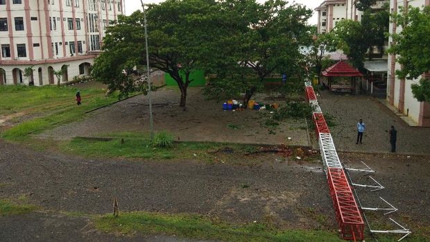 Penampakan menara radio UIN Makassar yang tumbang, Minggu (15/11/2020).