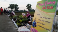 Selain itu, kerajinan, pupuk, bibit tanaman, tanaman hias hingga pakaian juga ditawarkan oleh para pedagang. (Foto: Rinto Heksantoro/detikcom)