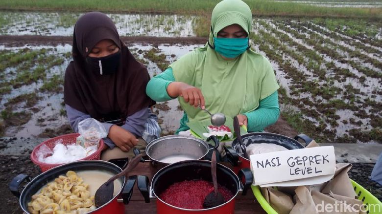 Menikmati Asyiknya Pasar Tiban Dalling di Tengah Pandemi Menikmati akhir pekan sambil berolahraga dan rekreasi rasanya tak lengkap jika tak mampir di Pasar Tiban Dalling. Pasar yang hanya ada pada setiap hari Minggu pagi ini, merupakan bukti geliat warga Purworejo, Jawa Tengah untuk membangkitkan ekonomi di tengah pandemi COVID-19.