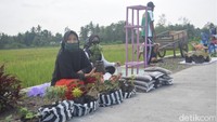 Keberadaan pasar ini belum lama, baru sekitar 2 bulan. Meski demikian, para pedagang sudah memiliki paguyuban, lengkap dengan kepengurusan yang melibatkan pemangku wilayah setempat. Retno Waluyo (57), tokoh masyarakat yang juga membuka lapak bersama istrinya, dipercaya sebagai ketua paguyuban tersebut. (Foto: Rinto Heksantoro/detikcom)