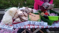 Pasar Tiban Dalling sendiri mulai buka sejak pukul 06.00 WIB dan sebelum pukul 09.00 WIB biasanya dagangan yang disajikan sudah ludes.  (Foto: Rinto Heksantoro/detikcom)
