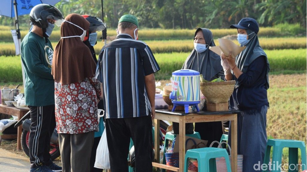 Menikmati akhir pekan sambil berolahraga dan rekreasi rasanya tak lengkap jika tak mampir di Pasar Tiban Dalling. Pasar yang hanya ada pada setiap hari Minggu pagi ini, merupakan bukti geliat warga Purworejo, Jawa Tengah untuk membangkitkan ekonomi di tengah pandemi COVID-19.