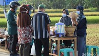 Lokasinya sangat strategis karena biasa menjadi jalur olahraga dan mobilitas warga setempat dan desa-desa sekelilingnya. Pasar Daling terbilang adaptif. Urusan protokol kesehatan telah terkonsep. (Foto: Rinto Heksantoro/detikcom)