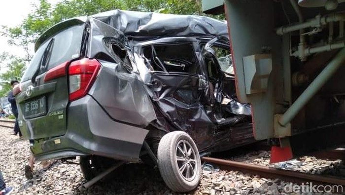 Mobil Tertabrak KA Penataran di Lintasan Tanpa Palang