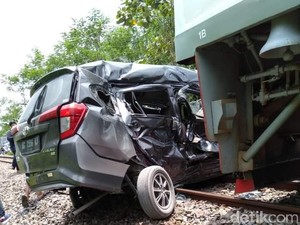 Mobil Tertabrak KA Penataran di Perlintasan Tanpa Palang Pintu, 1 Orang Tewas