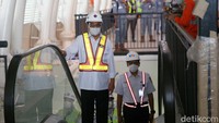Budi Karya tiba di Stasiun TMII sekitar pukul 09.00 WIB. Ia mengenakan kemeja warna putih dengan celana bahan hitam.