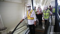 Tak hanya itu, ia juga mengenakan masker, face shield, alat pelindung diri (APD) hingga helm.