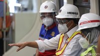 Kereta sendiri mulai berjalan sekitar pukul 9.18 WIB. Di dalam kereta, penumpang akan disuguhi oleh desain jeroan kereta yang modern.