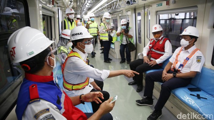 Menteri Perhubungan Budi Karya Sumadi menjajal proyek lintas raya terpadu (LRT) Jabodebek pagi ini, Minggu (15/11/2020). Berikut foto-fotonya.