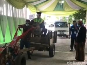 Momen Mahasiswa IAIN Tulungagung Naik Traktor Sawah Saat Wisuda Drive Thru