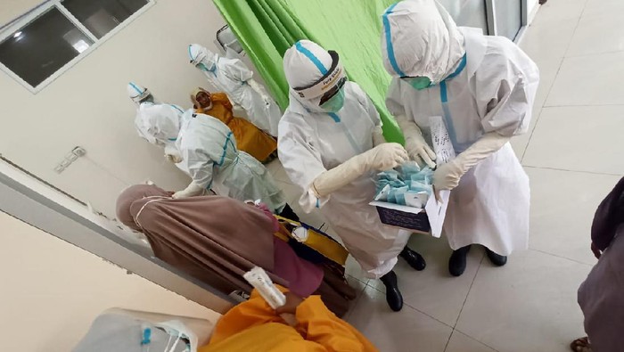 Para Nakes tengah di ambil Sampel Swabnya di RSUD Bima.