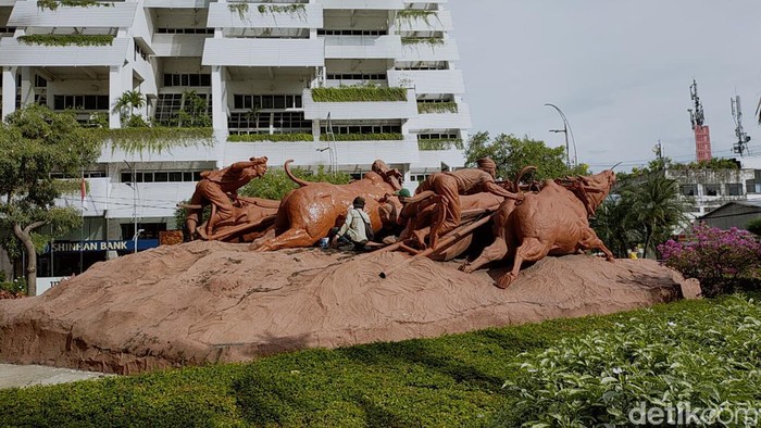 patung karapan sapi rusak dan berlubang