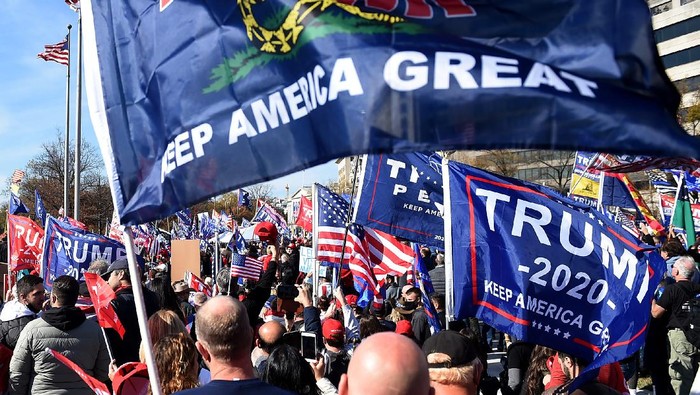 Pendukung Trump minta jagoannya memimpin satu periode lagi (AFP/OLIVIER DOULIERY)